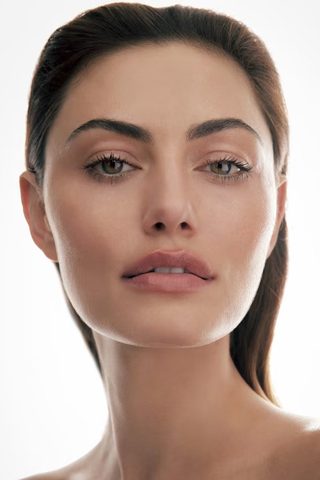 Phoebe Tonkin, photo 3 of 3