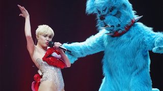 Miley Cyrus: Bangerz Tour still 4
