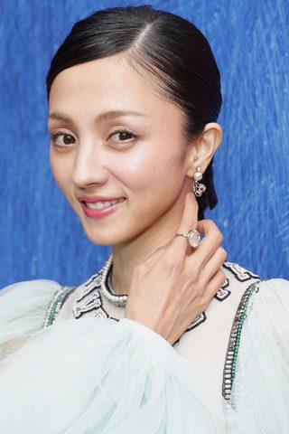 Hikari Mitsushima, photo 1 of 3