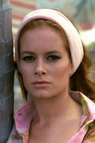 Luciana Paluzzi, photo 2 of 3