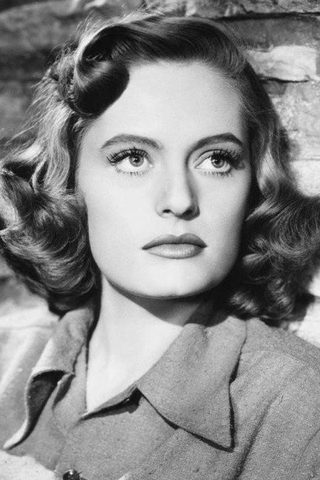 Alexis Smith, photo 2 of 3