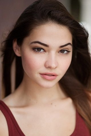 Madelyn Cline, photo 2 of 3
