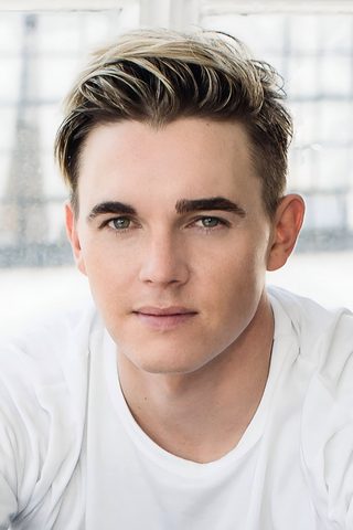 Jesse McCartney, photo 2 of 3