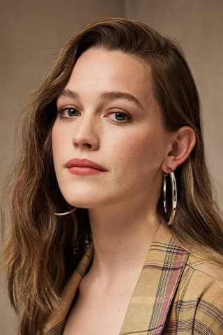 Victoria Pedretti, photo 2 of 3