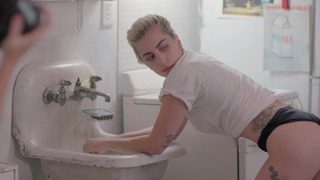 Gaga: Five Foot Two still 8