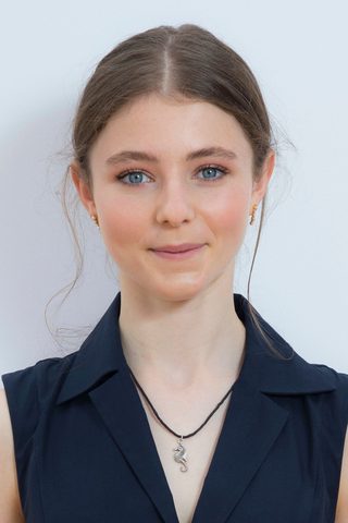 Thomasin McKenzie, photo 3 of 3