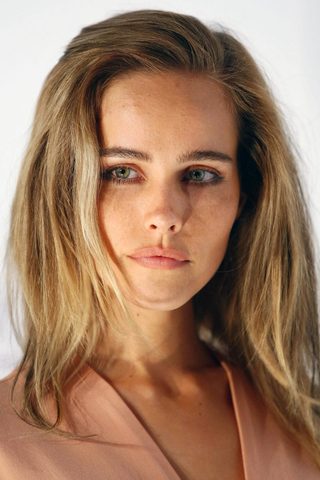 Isabel Lucas, photo 1 of 3