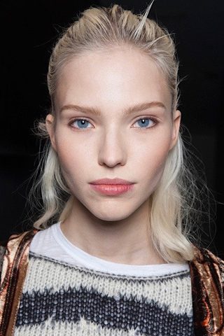 Sasha Luss, photo 2 of 3