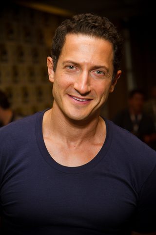 Sasha Roiz, photo 1 of 3