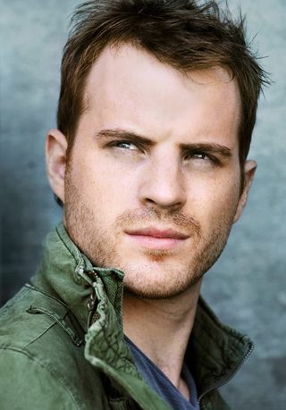Robert Kazinsky, photo 1 of 3