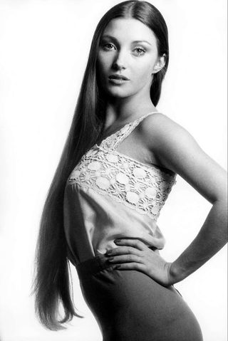 Jane Seymour, photo 2 of 3