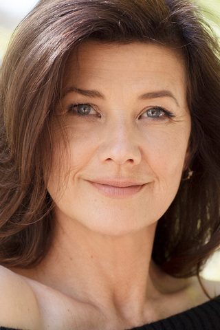 Daphne Zuniga, photo 1 of 3