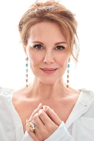Elizabeth Perkins, photo 2 of 3