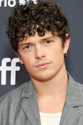 Noah Jupe, photo 2 of 3