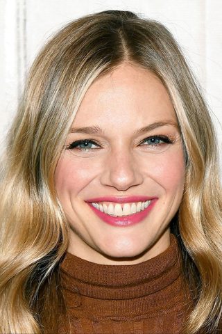 Tracy Spiridakos, photo 3 of 3