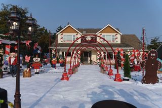 The Christmas House still 5