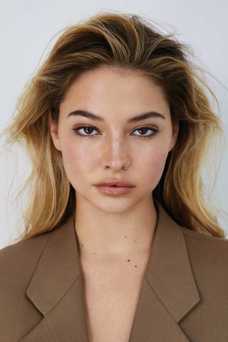 Madelyn Cline, photo 1 of 3