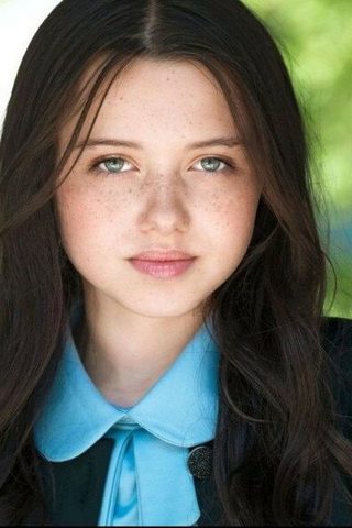 Violet McGraw, photo 2 of 3