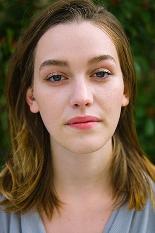 Victoria Pedretti, photo 3 of 3