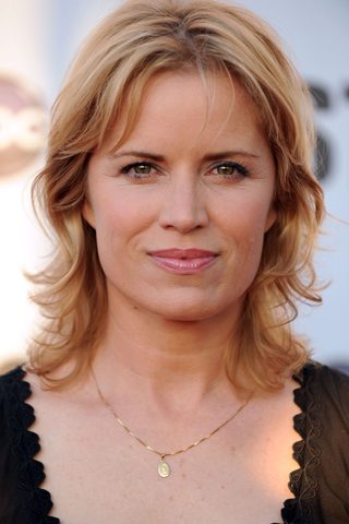 Kim Dickens, photo 3 of 3