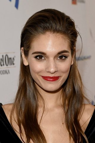 Caitlin Stasey, photo 2 of 3
