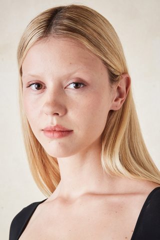 Mia Goth, photo 1 of 3