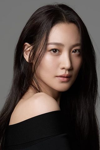 Claudia Kim, photo 1 of 3