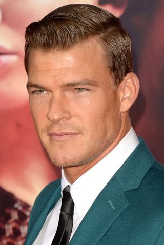 Alan Ritchson, photo 2 of 3