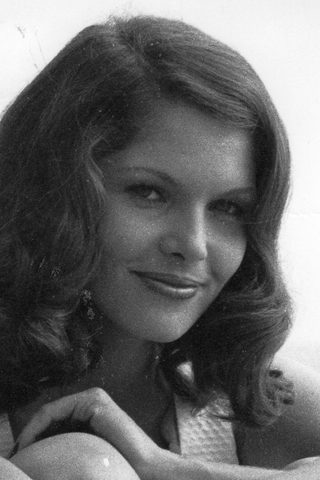 Lois Chiles, photo 1 of 3