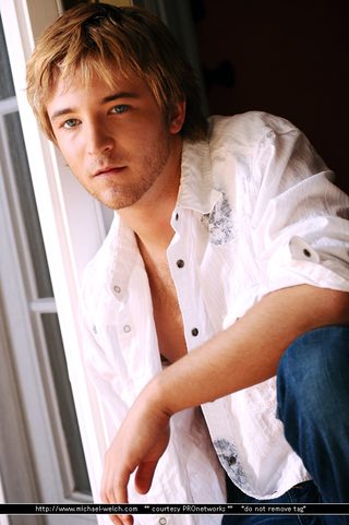 Michael Welch, photo 3 of 3