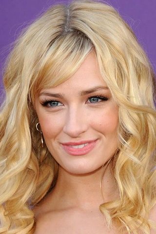 Beth Behrs, photo 3 of 3