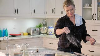 Carrot Cake Murder: A Hannah Swensen Mystery still 2