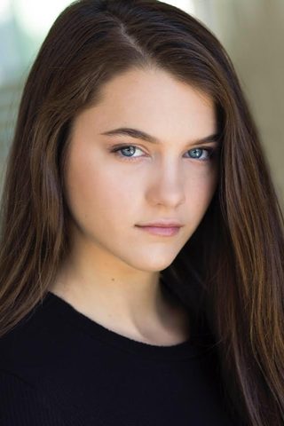 Chloe East, photo 3 of 3