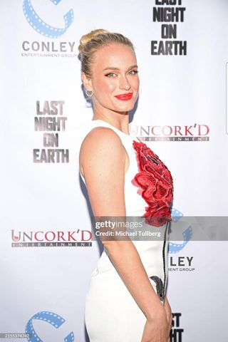 Last Night on Earth still 5
