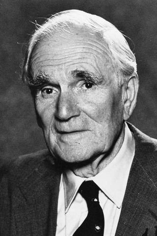 Desmond Llewelyn, photo 2 of 3