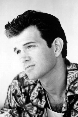 Chris Isaak, photo 1 of 3