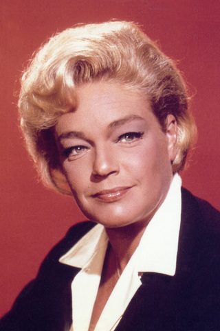 Simone Signoret, photo 2 of 3