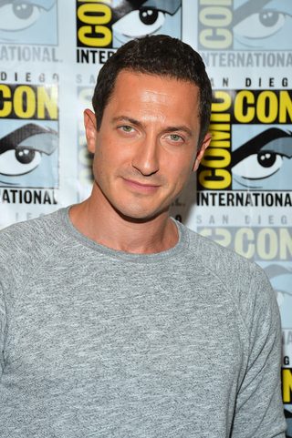 Sasha Roiz, photo 3 of 3