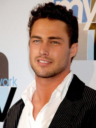 Taylor Kinney, photo 2 of 3