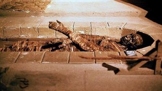 Dawn of the Mummy still 2