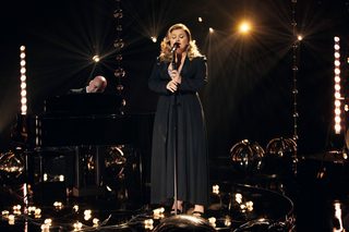 Kelly Clarkson Presents: When Christmas Comes Around still 2