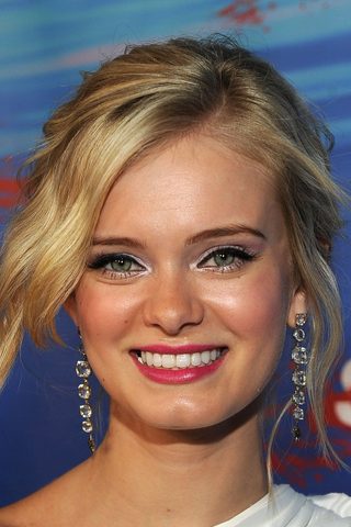 Sara Paxton, photo 2 of 3