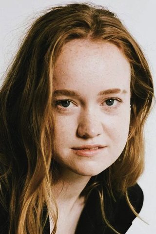 Liv Hewson, photo 2 of 3