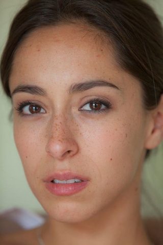 Oona Chaplin, photo 2 of 3