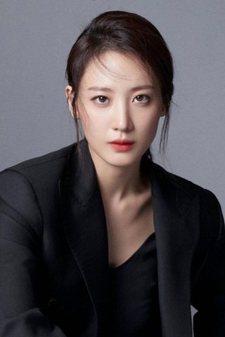 Claudia Kim, photo 2 of 3