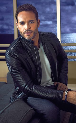 Daniel Sunjata, photo 1 of 3