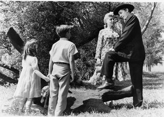 The Night of the Hunter still 7
