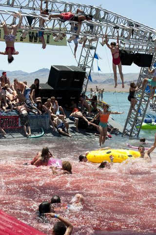 Piranha 3D still 4