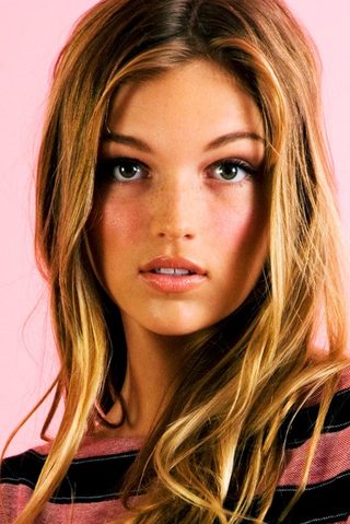 Lili Simmons, photo 3 of 3