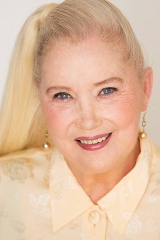 Sally Kirkland, photo 1 of 3